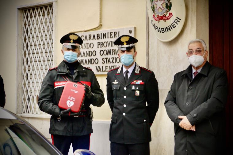 La delegazione vibonese della Fondazione Umberto Veronesi consegna un defibrillatore ai Carabinieri images La delegazione vibonese della Fondazione Umberto Veronesi consegna un defibrillatore ai Carabinieri