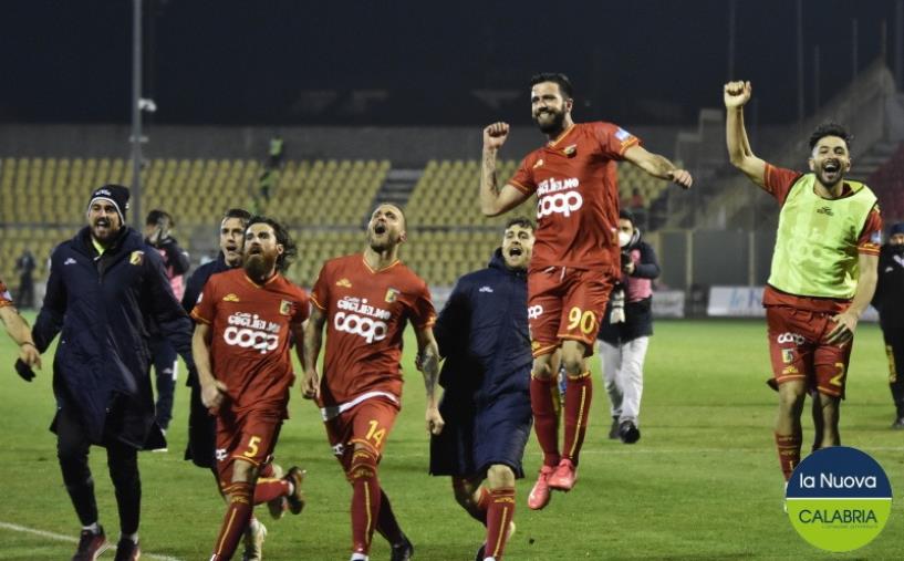 Il corsivo giallorosso: la terza sinfonia consecutiva del Catanzaro nella domenica più impegnativa images Il corsivo giallorosso: la terza sinfonia consecutiva del Catanzaro nella domenica più impegnativa