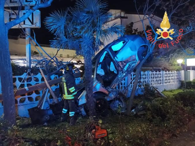 images Praia a Mare, auto finisce tra due alberi: muore il conducente 