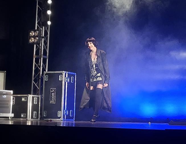 Catanzaro, Veronica Pivetti stupisce e fa sorridere in "Stanno sparando sulla nostra canzone" images Catanzaro, Veronica Pivetti stupisce e fa sorridere in "Stanno sparando sulla nostra canzone"