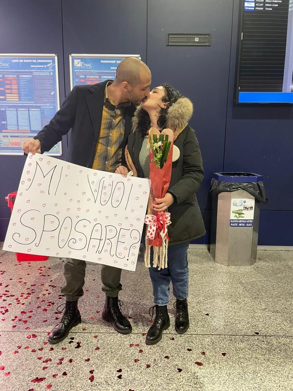 Marzia e Giuseppe "convoleranno" a nozze: la proposta di matrimonio all'aeroporto images Marzia e Giuseppe "convoleranno" a nozze: la proposta di matrimonio all'aeroporto