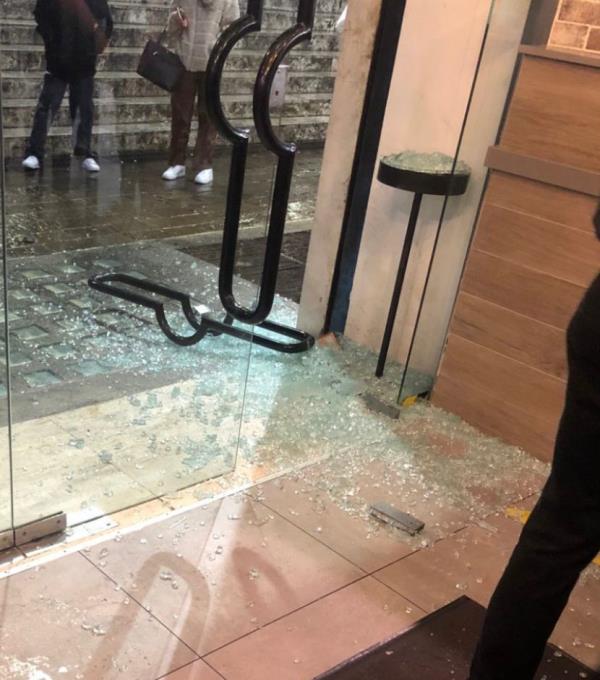 Paura in un fast food di Catanzaro: il vento distrugge il vetro d'ingresso images Paura in un fast food di Catanzaro: il vento distrugge il vetro d'ingresso