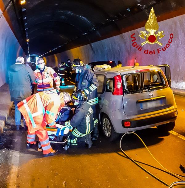 images San Giovanni in Fiore, incidente tra auto: due feriti, uno è grave 