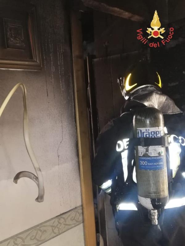 images Squillace, incendio in un'abitazione del centro storico: non ci sono feriti 