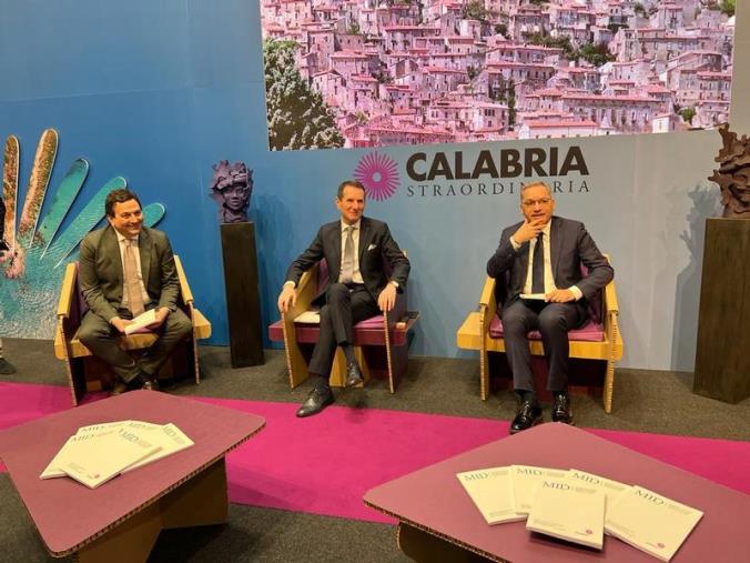 "Narrazioni inedite per una Calabria distintiva": presentato alla BIT il manuale sui Mid con Orsomarso, Pappalardo e Pappaterra images "Narrazioni inedite per una Calabria distintiva": presentato alla BIT il manuale sui Mid con Orsomarso, Pappalardo e Pappaterra