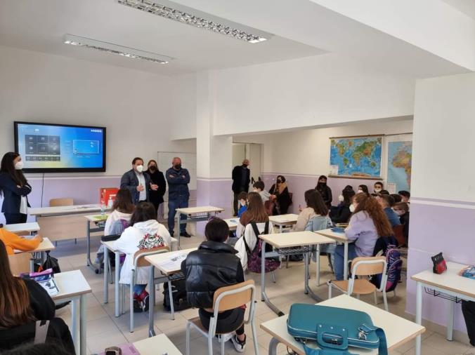 Amaroni, l’Amministrazione Comunale regala la Costituzione Italiana agli studenti della Scuola Secondaria "Falcone e Borsellino" images Amaroni, l’Amministrazione Comunale regala la Costituzione Italiana agli studenti della Scuola Secondaria "Falcone e Borsellino"