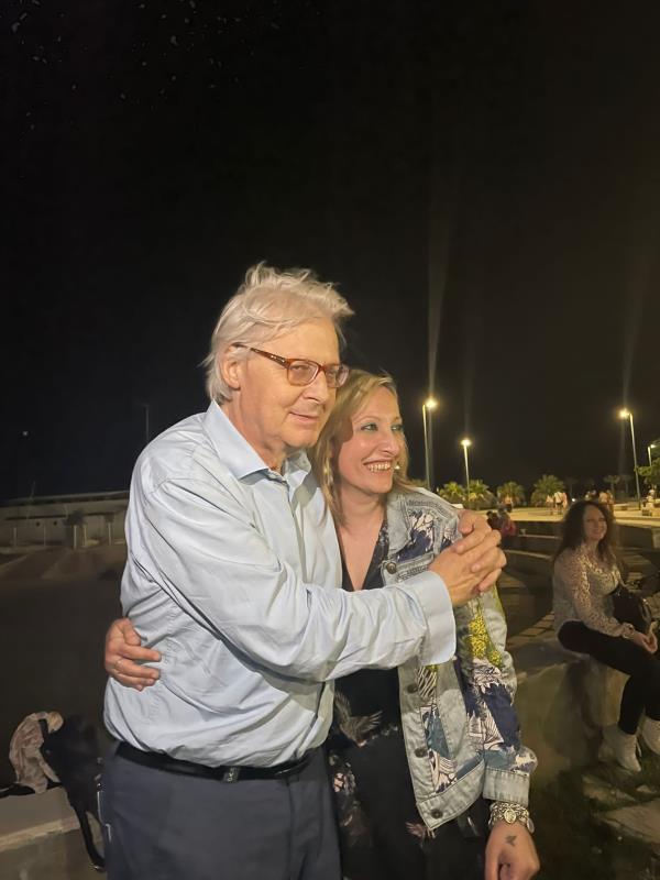 images Soverato, sul lungomare spunta Vittorio Sgarbi: endorsement a sorpresa per la candidata a sindaco Azzurra Ranieri