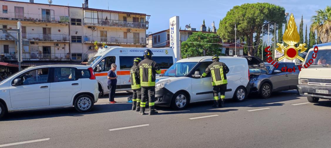 images Crotone, incidente stradale all'entrata della città: feriti lievi