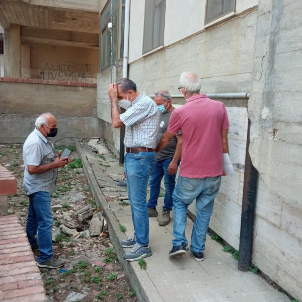images Oggi a Catanzaro il sopralluogo di Aterp nel quartiere Aranceto, Veraldi: "Fatti, non slogan"