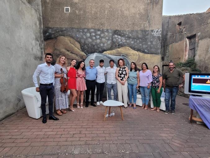 images Girifalco celebra la gentilezza con la storia di "Joy" e gli alberi della vita