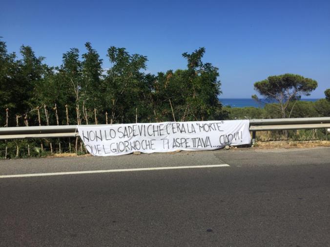 "Non lo sapevi che c'era la morte...": uno striscione a Copanello ricorda Vittorio Paone ad un anno dalla sua scomparsa images "Non lo sapevi che c'era la morte...": uno striscione a Copanello ricorda Vittorio Paone ad un anno dalla sua scomparsa