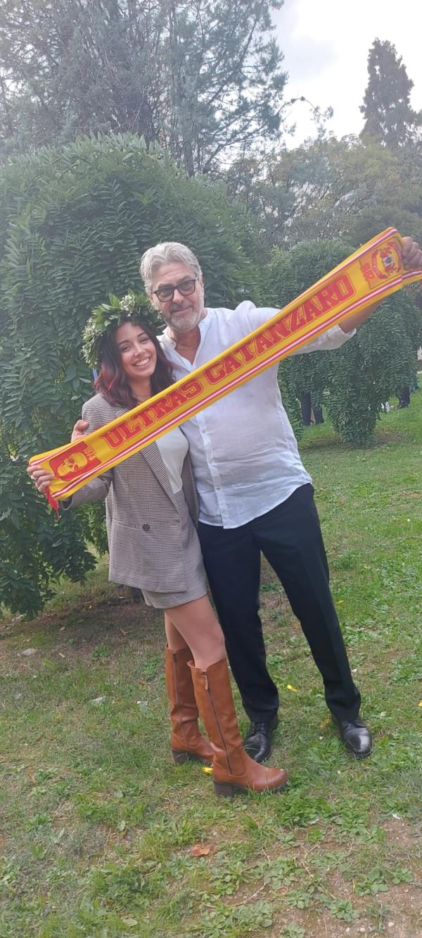 images Catanzaro, si laurea con 110 e lode sfoggiando la sciarpa del Catanzaro