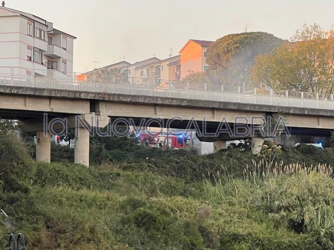 images Catanzaro, esplosione sotto il ponte della tangenziale: due feriti 