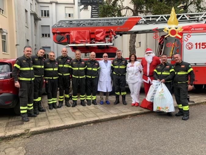 Cosenza, i vigili del fuoco "diventano" Babbo Natale per regalare giocattoli ai piccoli degenti dell'Annunziata images Cosenza, i vigili del fuoco "diventano" Babbo Natale per regalare giocattoli ai piccoli degenti dell'Annunziata