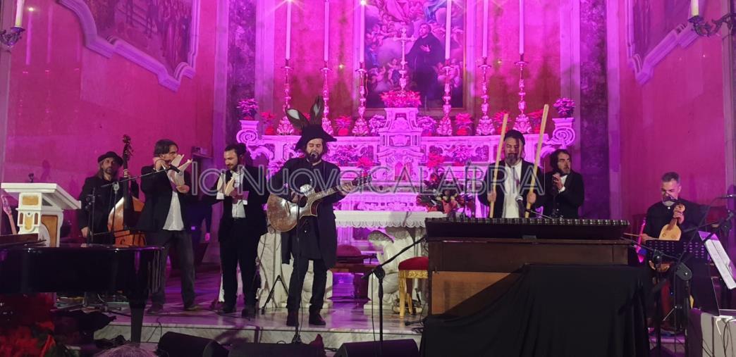 images Tra sacro e profano, il live di Capossela per la "Festa dei Santi Innocenti" emoziona Catanzaro