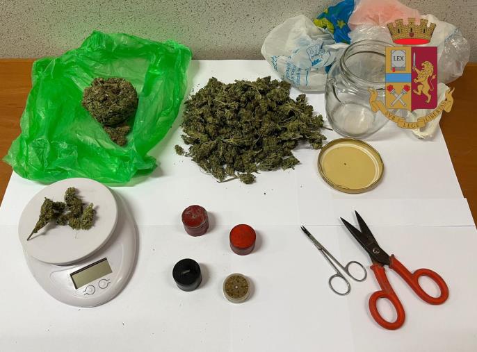 Vibo, scovato con quasi un etto di droga in casa: arrestato images Vibo, scovato con quasi un etto di droga in casa: arrestato