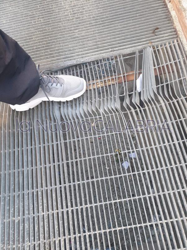 images Catanzaro, griglie metalliche dissestate in zona funicolare