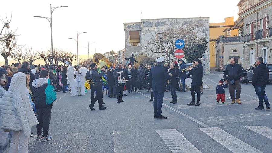 Maschere, coriandoli e la banda in festa: è Carnevale nel quartiere marinaro di Catanzaro images Maschere, coriandoli e la banda in festa: è Carnevale nel quartiere marinaro di Catanzaro