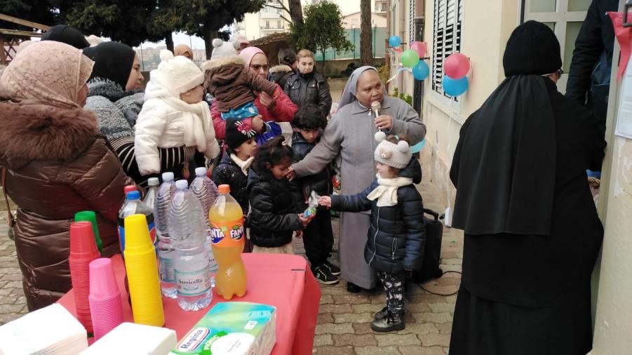 images Catanzaro, all'istituto Don Vero in via Carlo V la distribuzione del “pane della carità”  