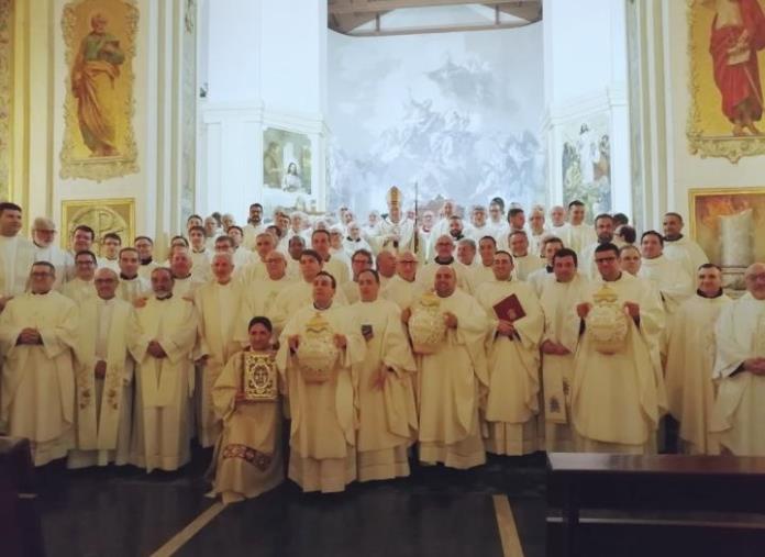 La Messa del Crisma dà inizio alla Pasqua dell'Arcidiocesi di Catanzaro-Squillace images La Messa del Crisma dà inizio alla Pasqua dell'Arcidiocesi di Catanzaro-Squillace