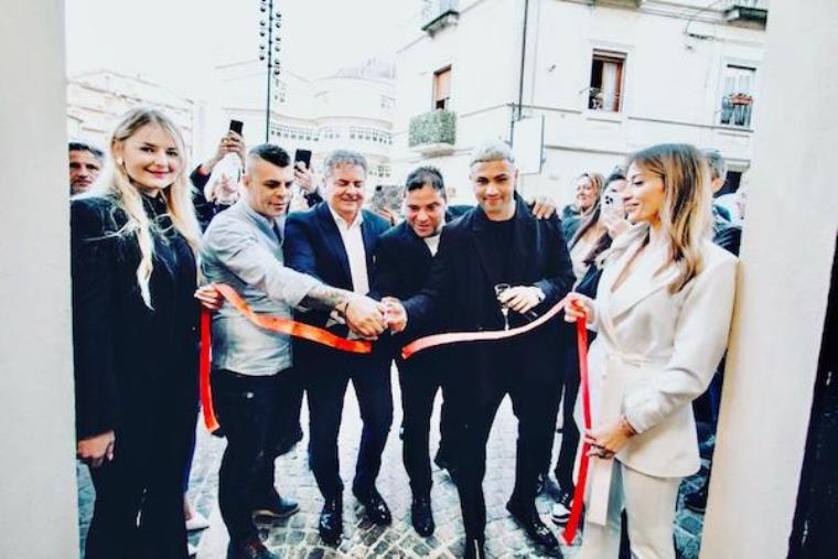 images Catanzaro, inaugura Bardò: taglio del nastro nel centro storico tra brindisi e dolci note musicali