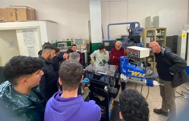 Catanzaro, generosa e preziosa donazione della "Sir Meccanica" all'Istituto Ipsia images Catanzaro, generosa e preziosa donazione della "Sir Meccanica" all'Istituto Ipsia