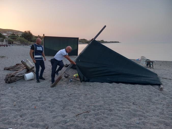 Operazione spiagge libere a Palizzi e Villa San Giovanni: rimosse attrezzature balneari abusive per oltre 20mila metri quadri di arenile images Operazione spiagge libere a Palizzi e Villa San Giovanni: rimosse attrezzature balneari abusive per oltre 20mila metri quadri di arenile