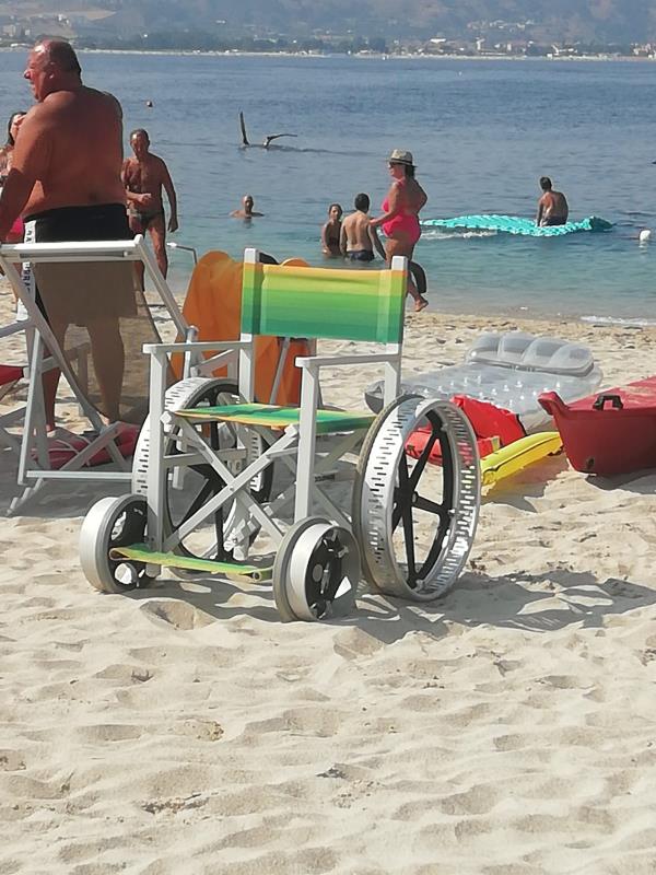 Una carrozzina finisce in acqua a Soverato e viene recuperata dai palloncini gonfiabili dei sub images Una carrozzina finisce in acqua a Soverato e viene recuperata dai palloncini gonfiabili dei sub