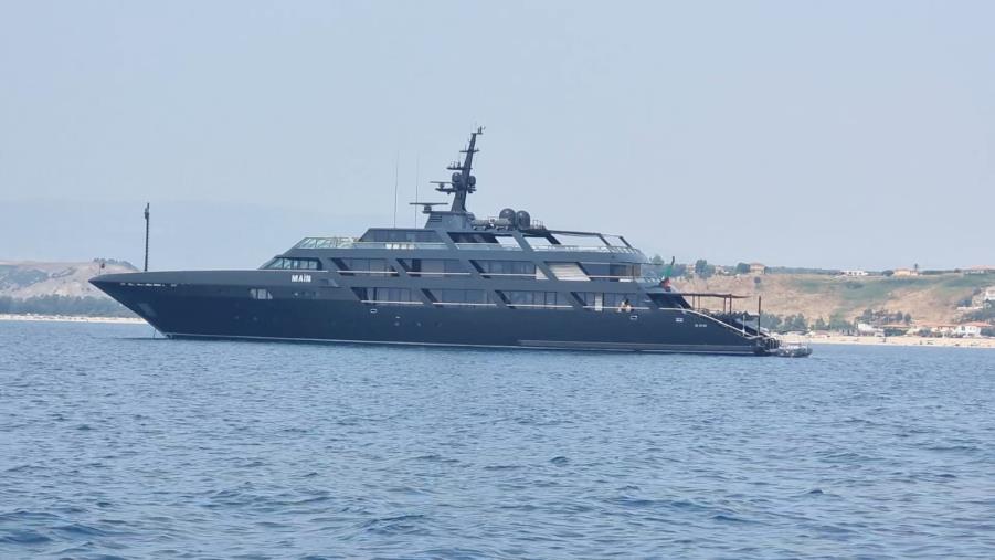 images Steccato di Cutro,  ecco lo yacht di Giorgio Armani 