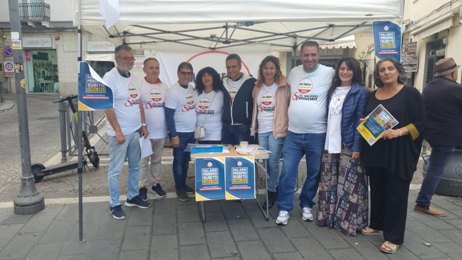 images Catanzaro, raccolta firme per l'introduzione del salario organizzata dal M5S