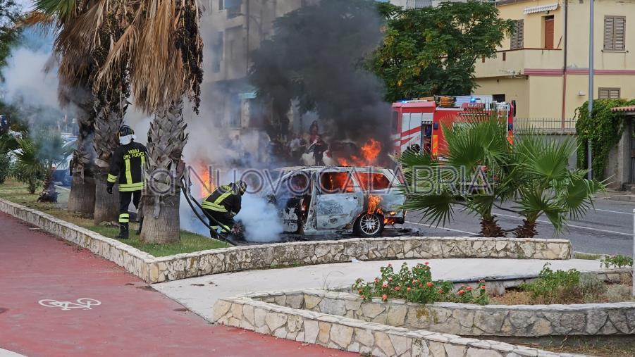 images Paura a Catanzaro Lido: auto in fiamme vicino al lungomare