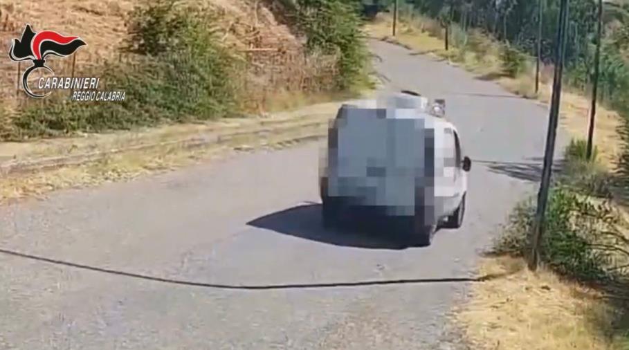 images Abbandonavano rifiuti lanciandoli anche dalle auto in corsa: in 4 denunciati a Stilo