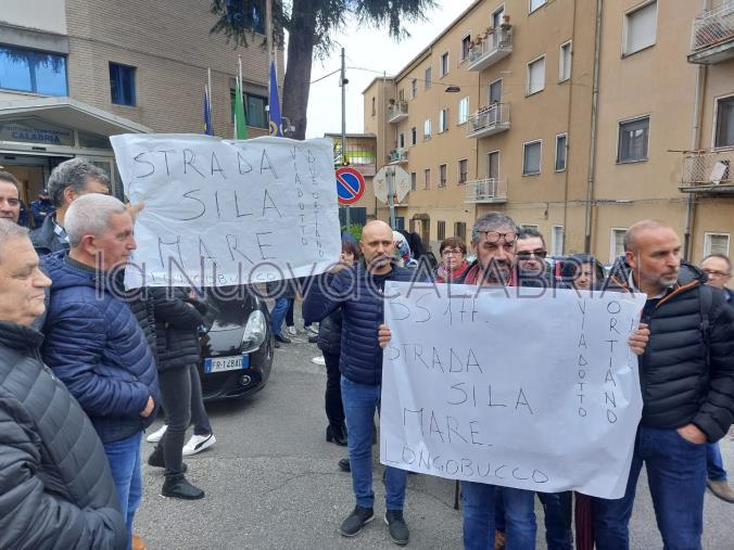 Protesta alla sede Anas di Catanzaro per i ritardi nella ricostruzione del ponte di Longobucco images Protesta alla sede Anas di Catanzaro per i ritardi nella ricostruzione del ponte di Longobucco