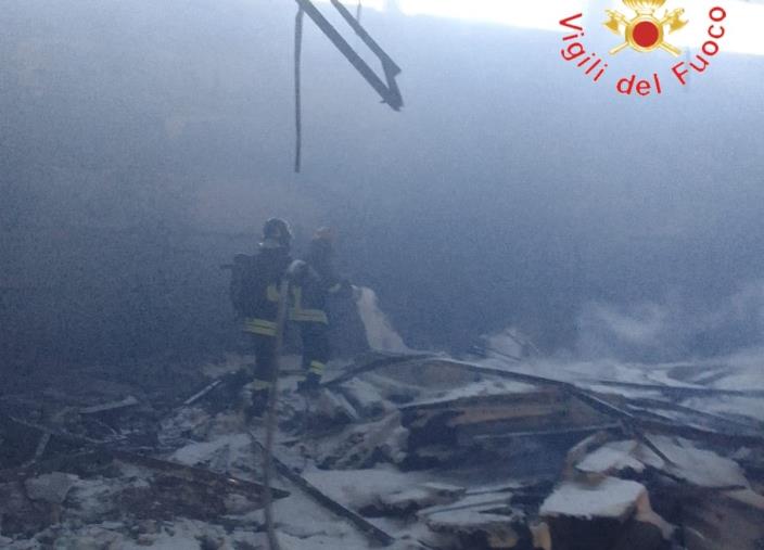 images Capannone a fuoco nel Catanzarese, in corso accertamenti sulla dinamica e messa in sicurezza