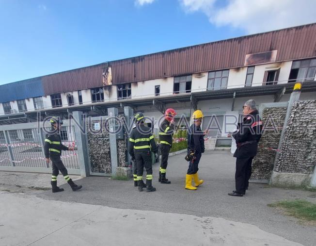 images Capannone a fuoco nel Catanzarese, stamattina sopralluogo di pompieri e carabinieri (FOTO)
