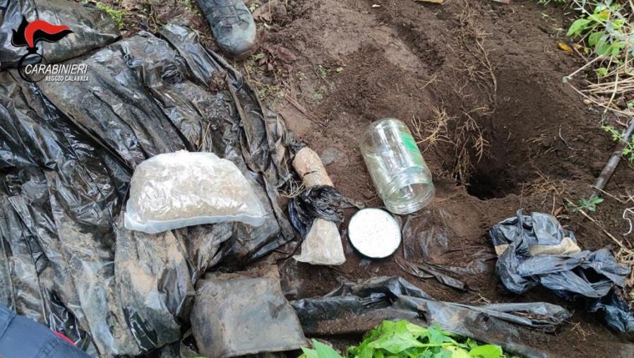 images Droga nascosta sotto terra e scovata dai carabinieri: in arresto un uomo a Rosarno