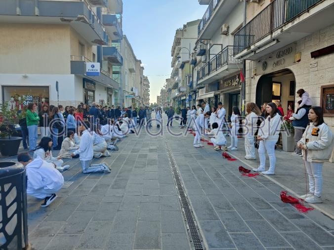 images "MOBBASTA", sul corso di Soverato la performance degli studenti contro la violenza sulle donne