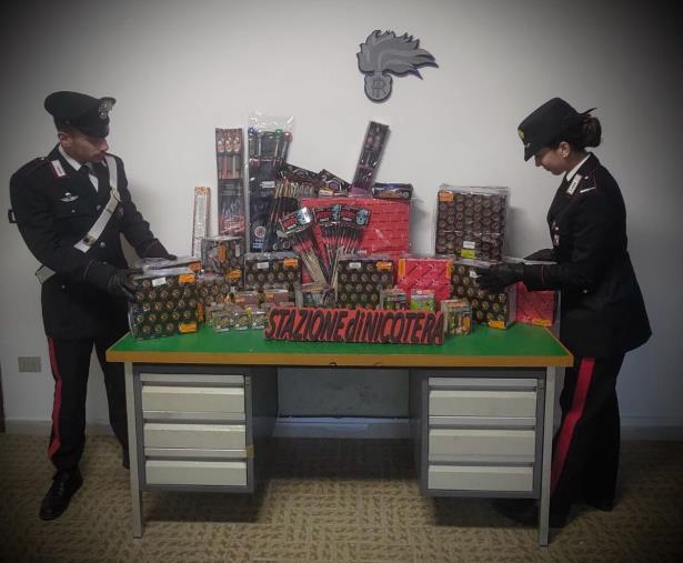 images Nicotera, 36enne con 75 chili di petardi nel cofano della macchina: li vendeva abusivamente