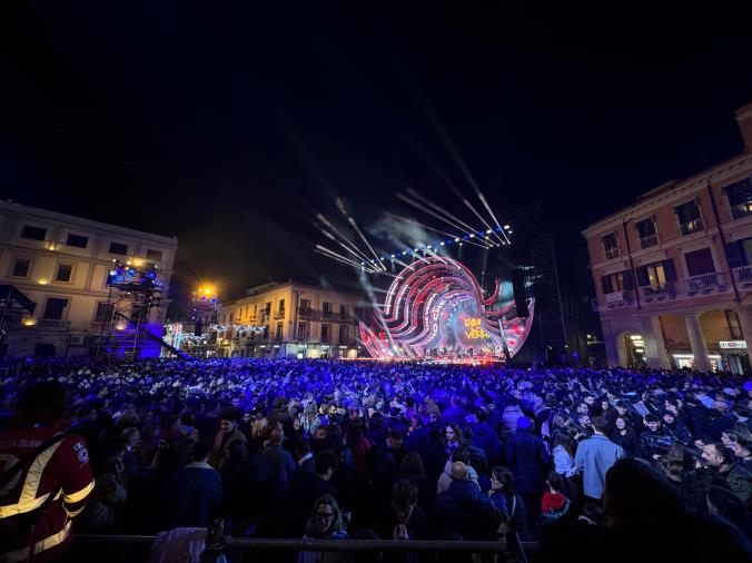 Il Capodanno Rai con Amadeus accende Crotone: migliaia in piazza aspettando la mezzanotte images Il Capodanno Rai con Amadeus accende Crotone: migliaia in piazza aspettando la mezzanotte