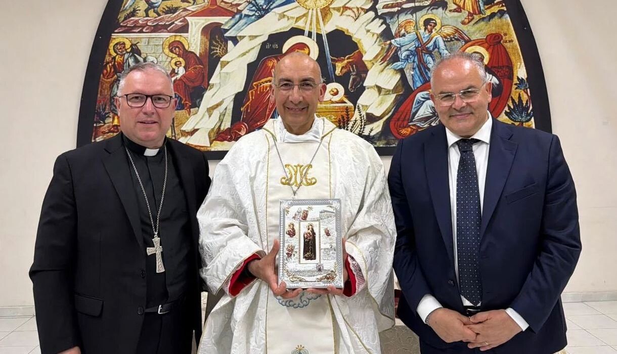 images Crotone, consegnato al Cardinale Reina il bassorilievo di Affidato dedicato alla Madonna di Capocolonna