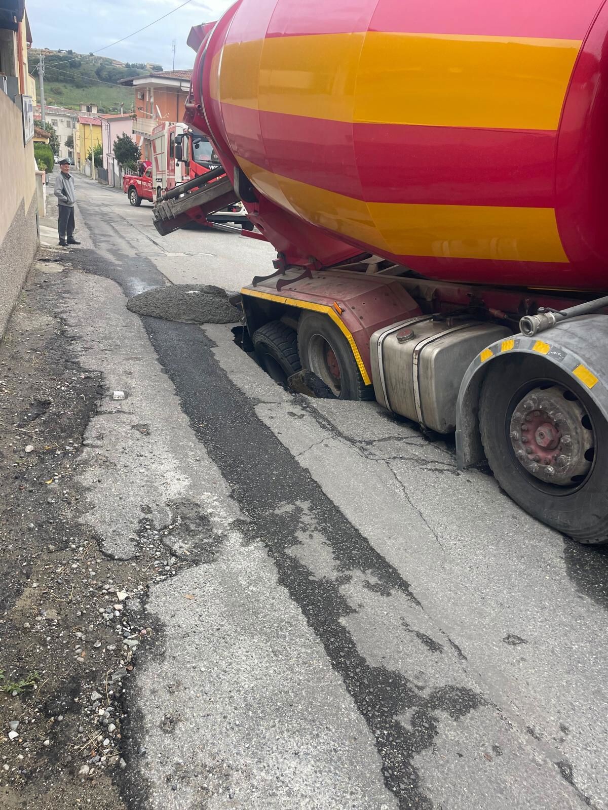 images Catanzaro, autobetoniera sprofonda in una voragine a rione Magna Graecia: saranno chiesti i danni