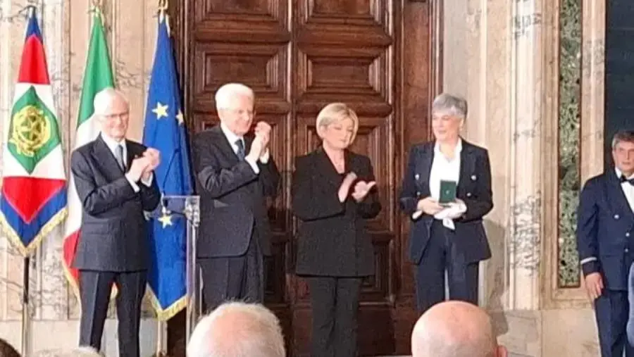 Maestri del Lavoro, la direttrice delle Poste di Lamezia premiata da Mattarella al Quirinale images Maestri del Lavoro, la direttrice delle Poste di Lamezia premiata da Mattarella al Quirinale