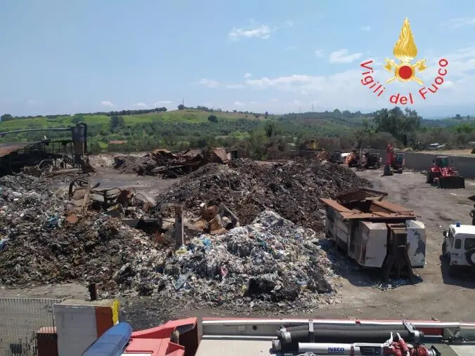 Incendio in un deposito a Palmi, il rogo è definitivamente spento images Incendio in un deposito a Palmi, il rogo è definitivamente spento