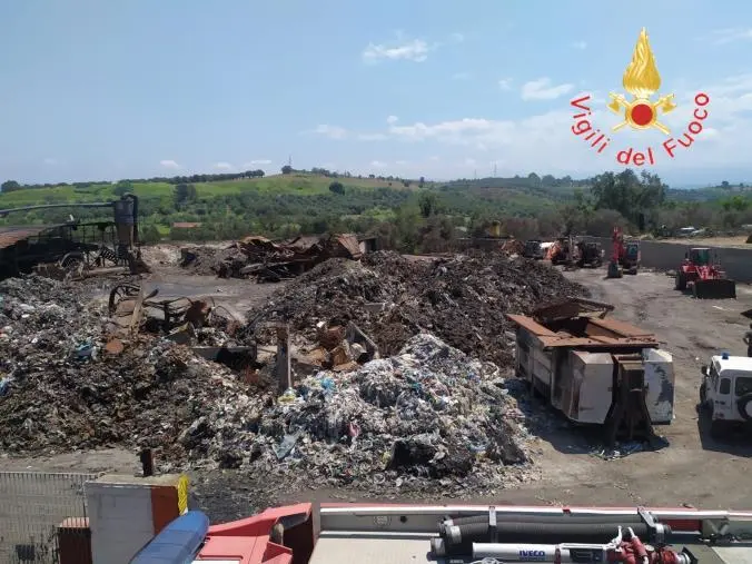 images Incendio in un deposito a Palmi, il rogo è definitivamente spento