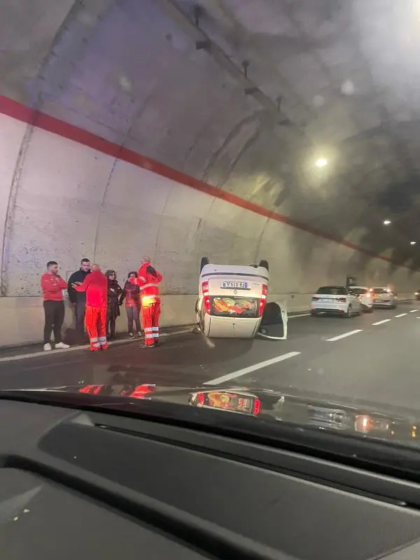 images Si ribalta con l’auto nella galleria nei pressi di Borgia 