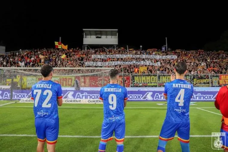 images Si chiude la stagione del Catanzaro tra gli applausi dei tifosi e la commozione dei calciatori
