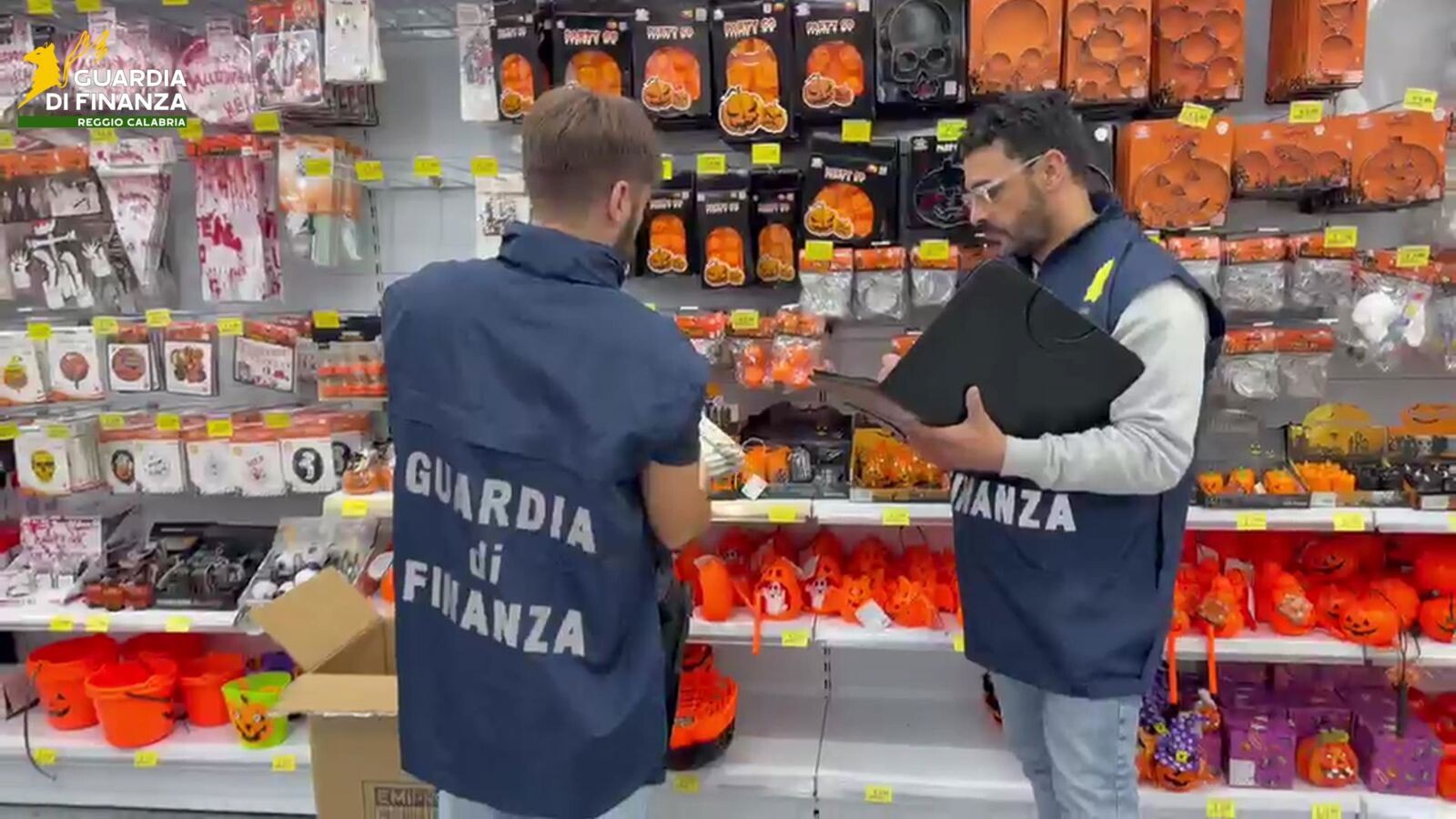 “Halloween” sicuro, a Reggio sequestrati oltre 38.000 articoli tra maschere, costumi, decorazioni e accessori images “Halloween” sicuro, a Reggio sequestrati oltre 38.000 articoli tra maschere, costumi, decorazioni e accessori