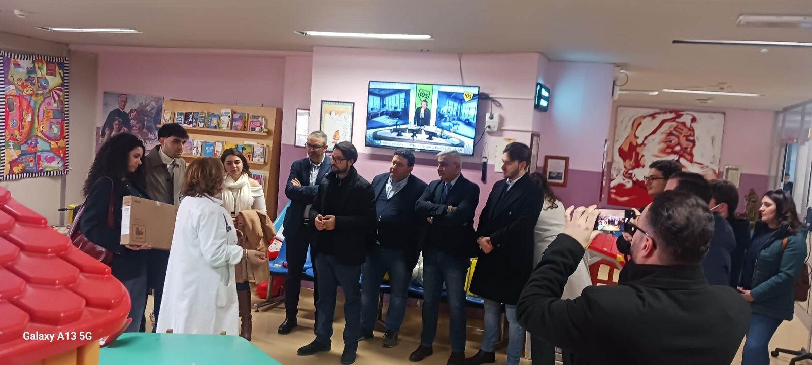images Solidarietà, Gioventù Nazionale Catanzaro in visita al reparto di Pediatria del "San Giovanni Paolo II" di Lamezia 