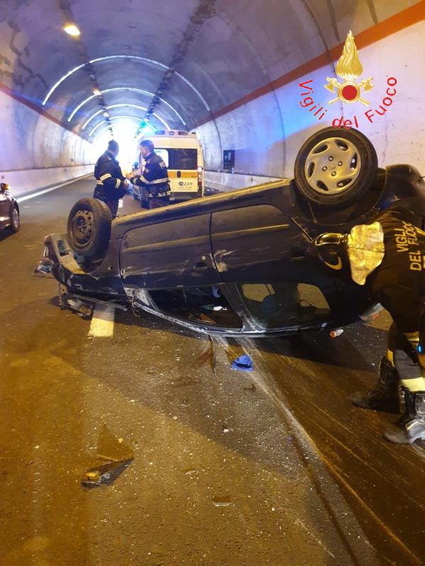 Incidente allo svincolo fra Borgia e Squillace: due feriti gravi fra i nove passeggeri. C'erano anche cinque bimbi images Incidente allo svincolo fra Borgia e Squillace: due feriti gravi fra i nove passeggeri. C'erano anche cinque bimbi