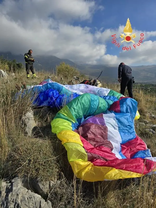 images Perde il controllo e si schianta al suolo, nel Cosentino muore il pilota di un paramotore (VIDEO)